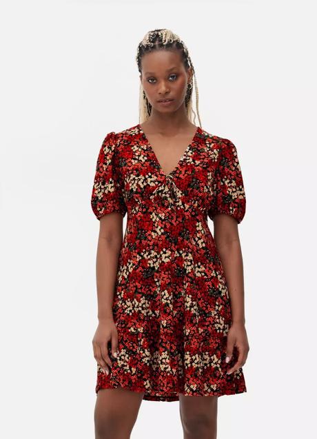 Vestido con estampado de flores de Primark (14 euros)