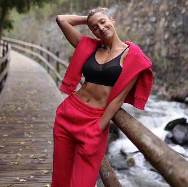 Corina Randazzo con ropa deportiva descansando tras una caminata. / 