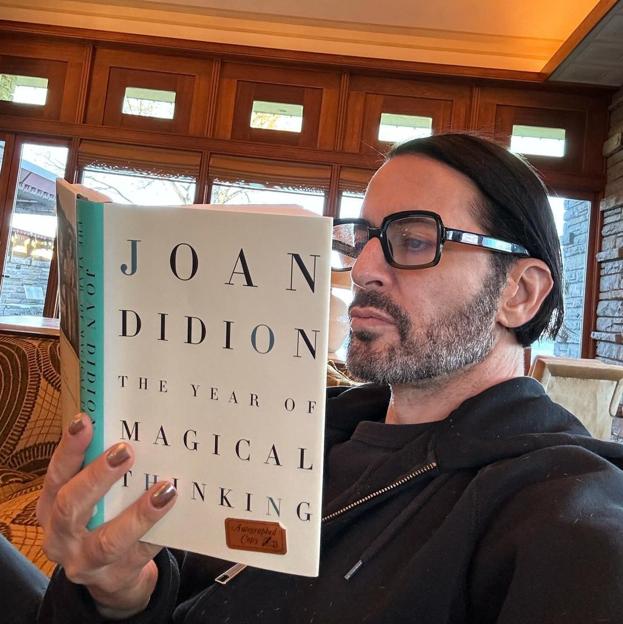 Marc Jacobs leyendo el libro de Joan Didion