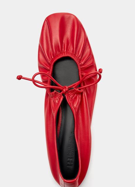 Zapatos rojos de Pull & Bear (25,99 euros)