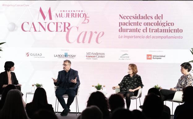 María Elvira charla con David Garduño Blanco, Responsable del Departamento de Oncología en La Roche Posay; Edesia Martín Pascual, Enfermera de oncología del Hospital Universitario Ramón y Cajal; e Itziar Pagola. Directora del programa VEnCE de la Universidad Europea. 