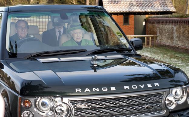 Isabel II y Felipe de Edimburgo en uno de sus Range Rover. / 