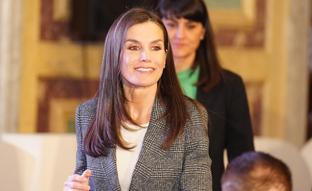 Mocasines de tacón cómodo y blazer de cuadros: la reina Letizia reapearece con el look de oficina perfecto