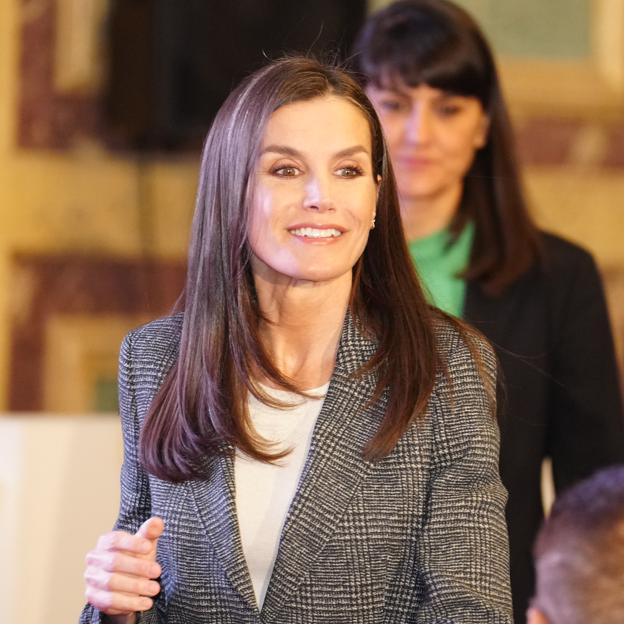 Mocasines de tacón cómodo y blazer de cuadros: la reina Letizia reapearece con el look de oficina perfecto