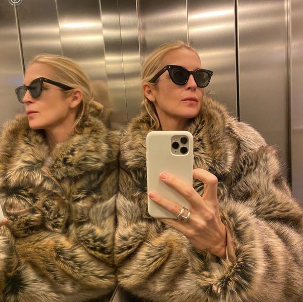 Cómo llevar el abrigo de pelo XXL este invierno, según Kelly Rutherford