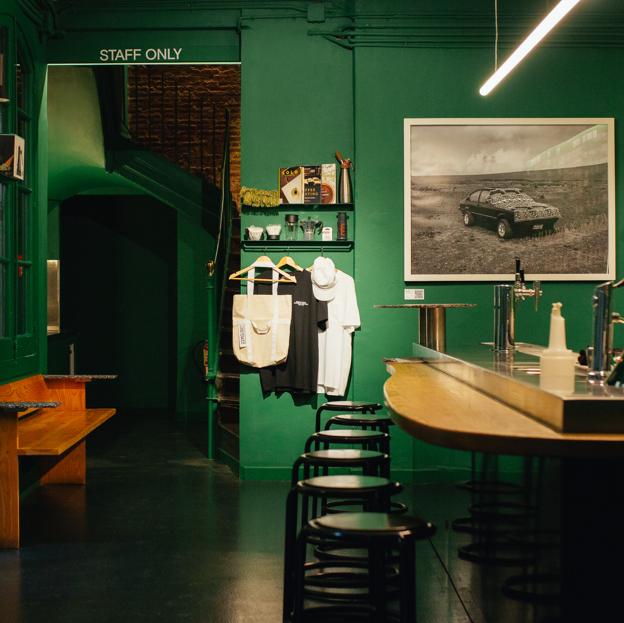 Interior de uno de los cafés de especialidad de Nomad en Barcelona, uno de los tostadores de referencia en España.