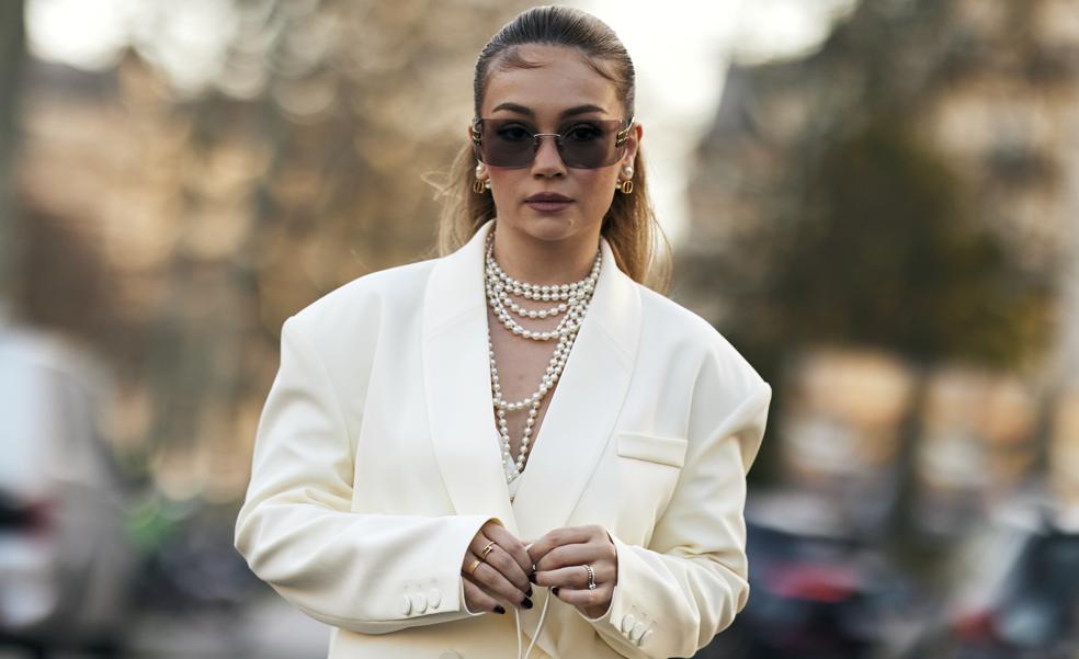 Cómo llevar el collar de perlas en 2024: cinco trucos de estilo que hemos fichado en el street style