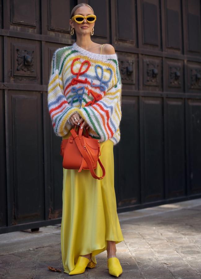 Este jersey de Loewe es una de las prendas más virales del street style las últimas temporadas. Foto: Getty