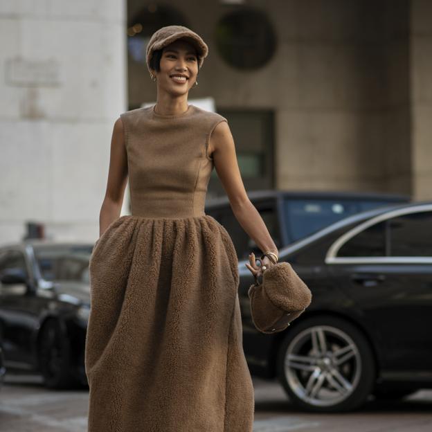 Estos son los vestidos marrones más elegantes de la temporada. 