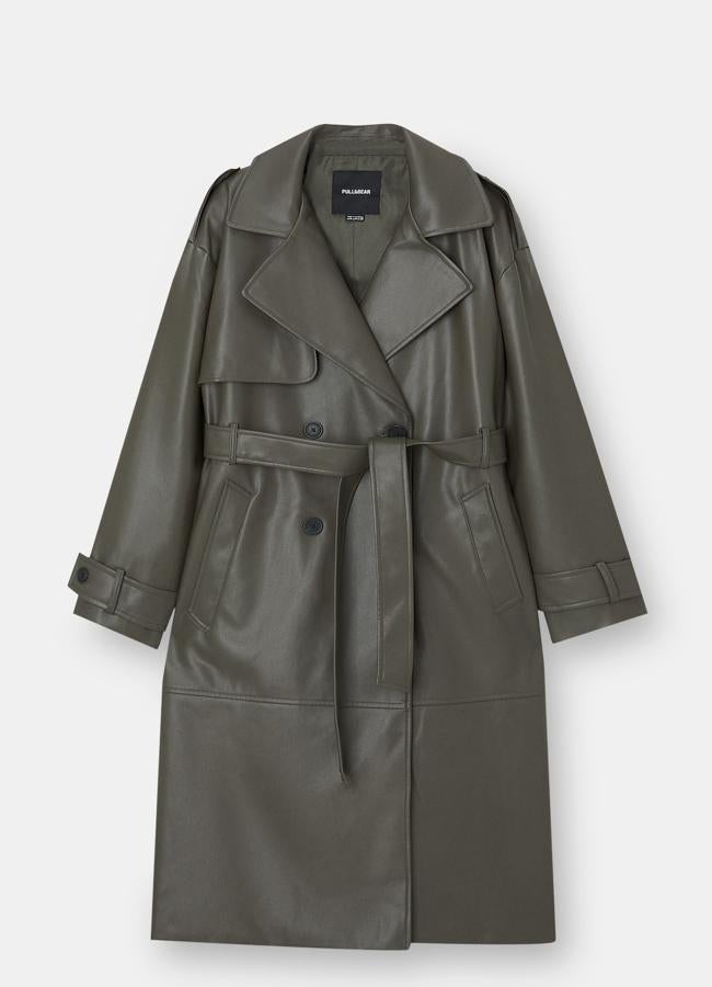 Gabardina de piel de Pull&Bear, 49,99 euros.