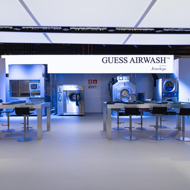 La exposición de la tecnología Guess Airwash™ en la feria de la moda masculina.