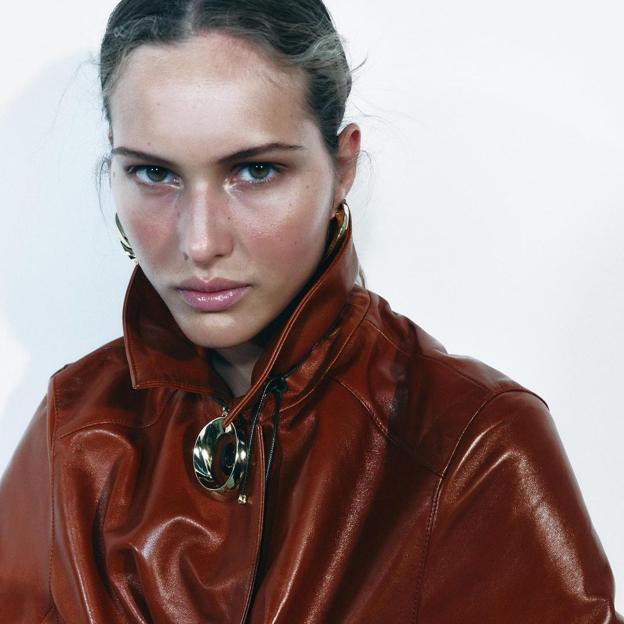 Zara no para de hacer 'hype' con esta chaqueta de cuero y revoluciona las redes