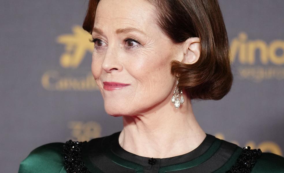 El original look de Sigourney Weaver en los Premios Goya 2024 con guiño a España incluido