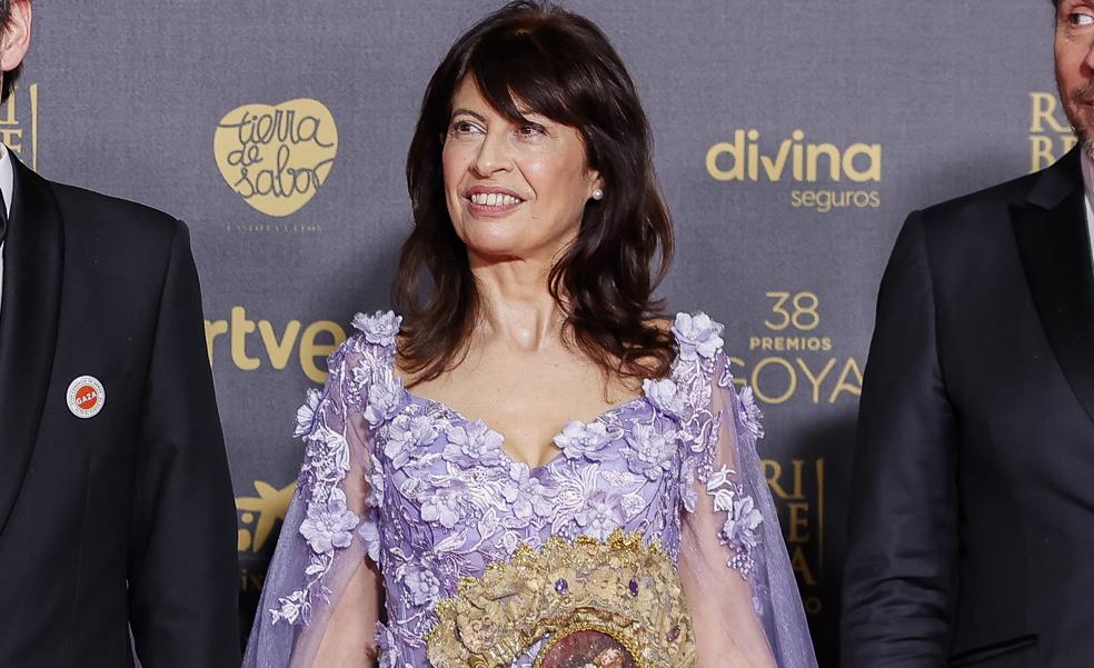 El sorprendente vestido de Ana Redondo, la ministra que ha llevado el look más original y comentado de los Premios Goya 2024