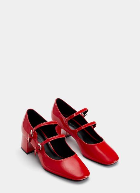 Zapatos rojos de Pull & Bear (29,99 euros)