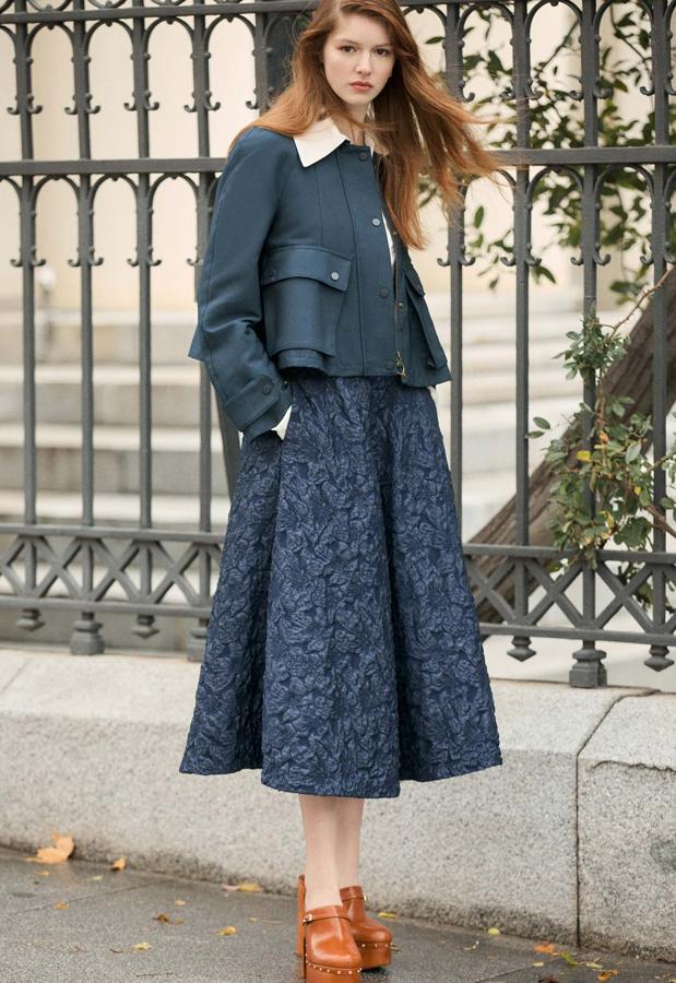 El look de Sfera con la falda midi que se pondría la reina Letizia.