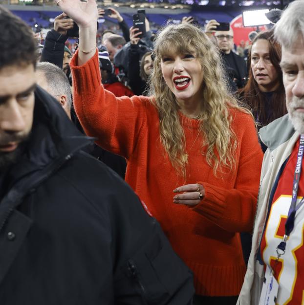 Taylor Siwft con un jersey rojo.