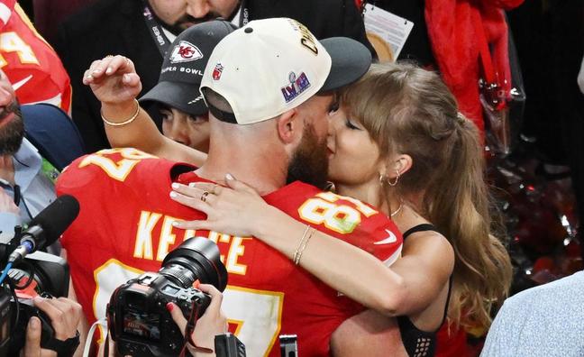 Los curiosos looks con significado de Taylor Swift para animar a su novio Travis Kelce: de la bomber de la Super Bowl a la chaqueta personalizada