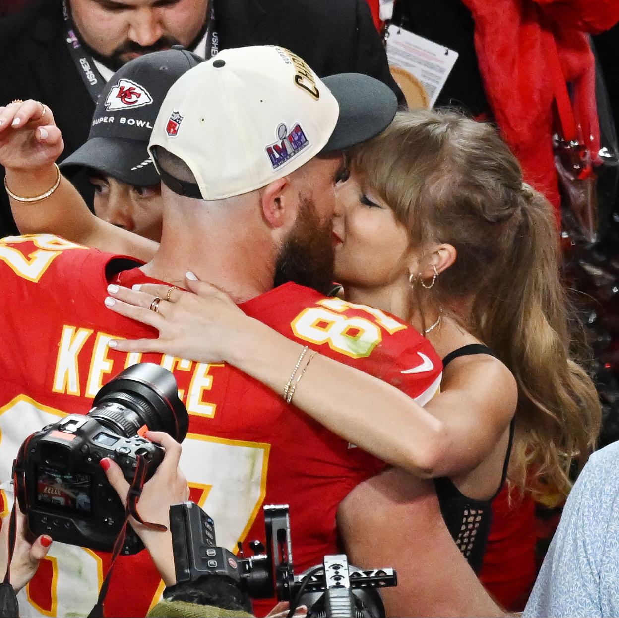 Taylor Swift besa su novio Travis Kelce tras ganar la Super Bowl./gtres