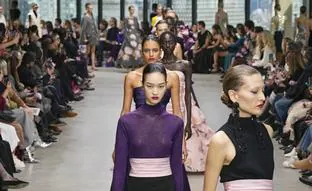 Semana de la Moda de Nueva York: Carolina Herrera presenta su colección de inspiración flamenca