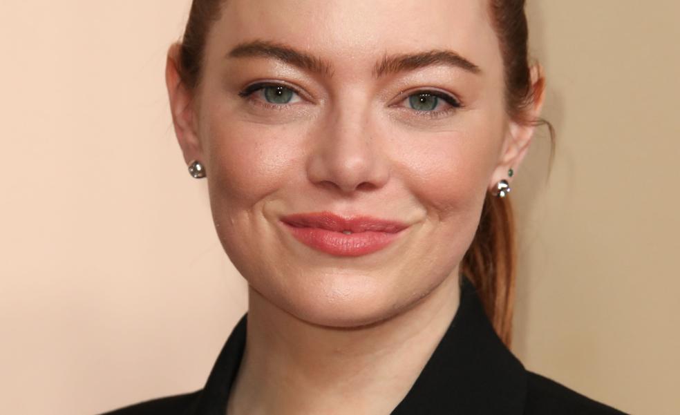 La blazer de Emma Stone es la prenda más inspiradora para triunfar en cualquier fiesta