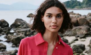 Las compras de Zara esta semana: vestidos estampados, chaquetas de rayas y muchas novedades de color rosa