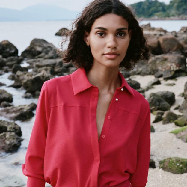 Las compras de Zara esta semana: vestidos estampados, chaquetas de rayas y muchas novedades de color rosa