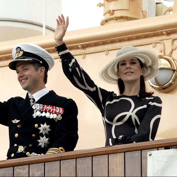 El rey Federico X y Mary de Dinamarca saludando a bordo del Dannebrog .