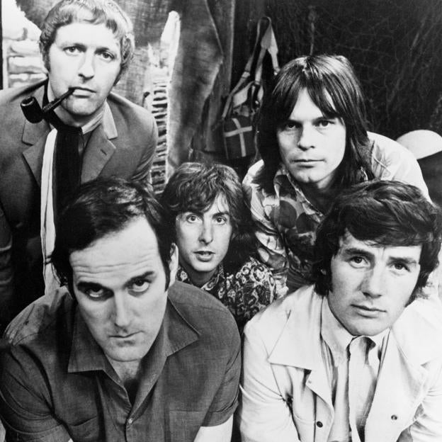 Los Monty Python, fotografiados en los años 70. Con pipa, Graham Chapman; a su lado, Eric Idle (agachado) y Terry Gilliam. Abajo a la izquierda, John Cleese; a la derecha, Michael Palin. 