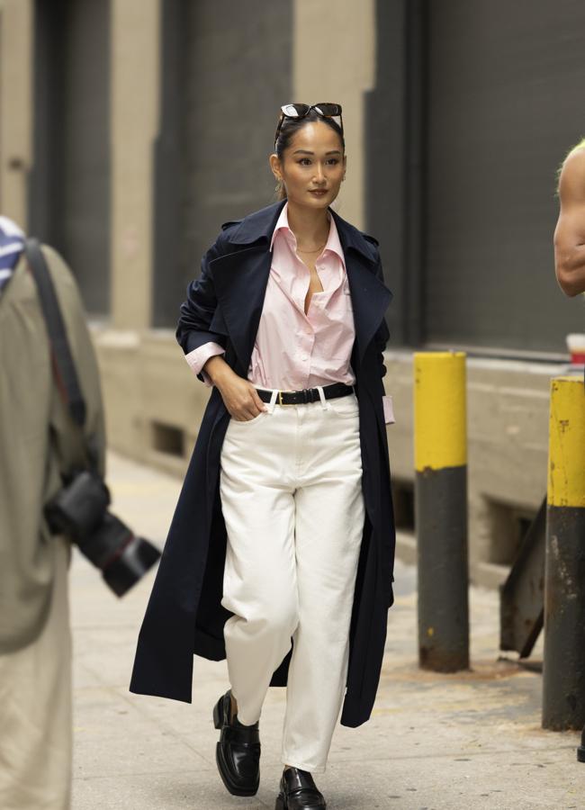 Una mujer con gabardina en color azul. Foto: Launchmetrics spotlight