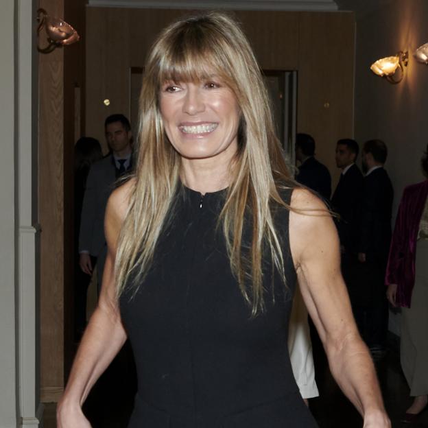 Begoña Gómez sorprende con el mono negro que marca la cintura y con el truco de estilo favorito de la reina Letizia