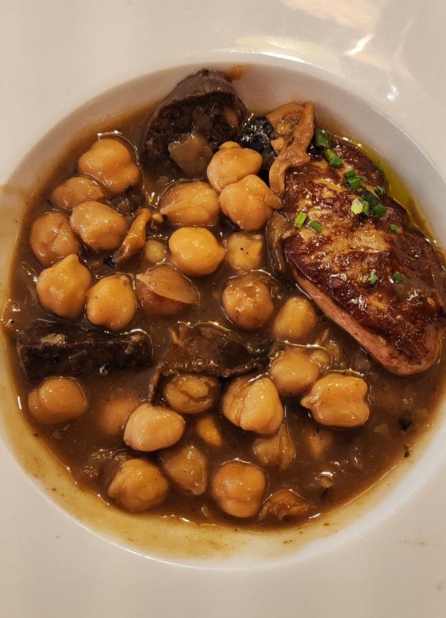 Los deliciosos garbanzos con butifarra negra, setas y foie de La Raquetista. / AFL