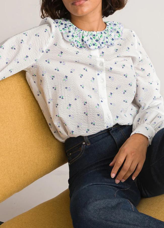 Camisa con cuello bobo y detalle de flores de La Redoute.