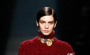 Las tendencias capilares que nos ha dejado la Semana de la Moda de Madrid de 2024: de las ondas de sirena a la raya lateral
