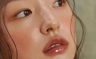 Jelly lips: la tendencia de maquillaje coreana que consigue unos labios brillantes y con muchísimo volumen