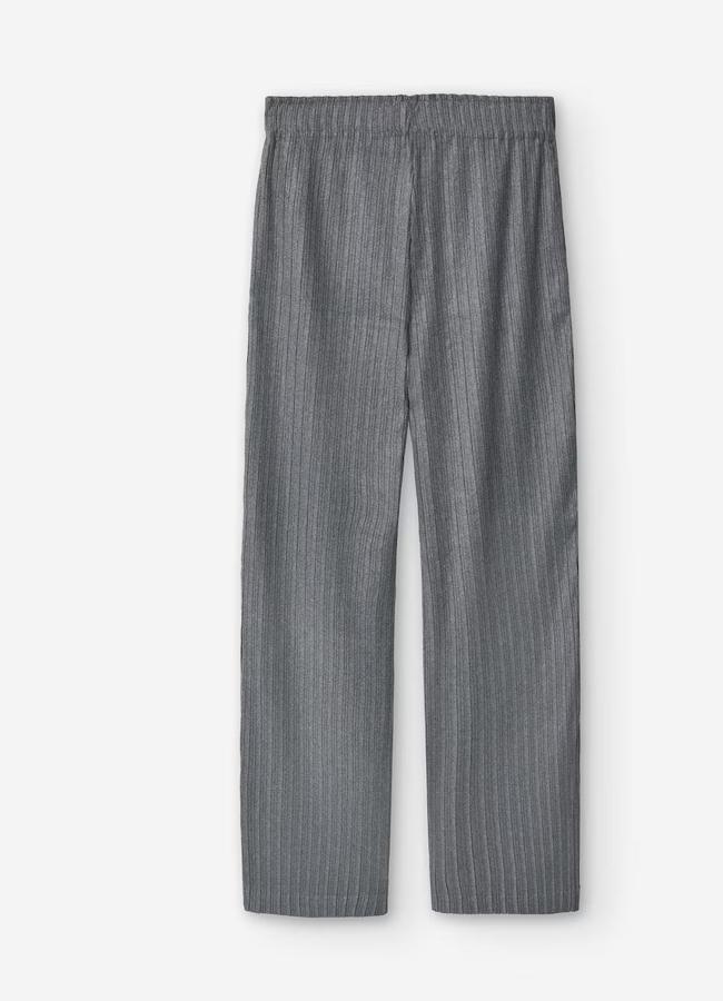 Pantalones grises de Adolfo Domínguez, 49 euros.