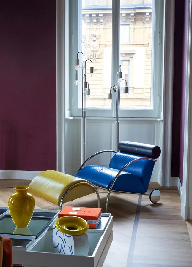 La chaise longue, en verde y azul, y de estilo mid century la encontró en un mercadillo de antigüedades. Foto: Francesco Dolfo para Living Inside.