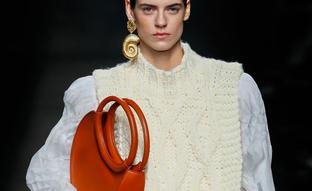El bolso que ha enamorado a todas las editoras de moda porque es elegante y perfecto para los looks de diario