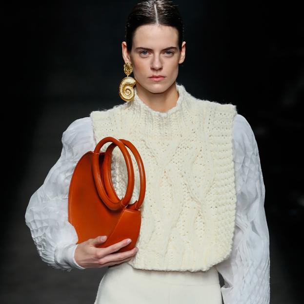 El bolso que ha enamorado a todas las editoras de moda porque es elegante y perfecto para los looks de diario
