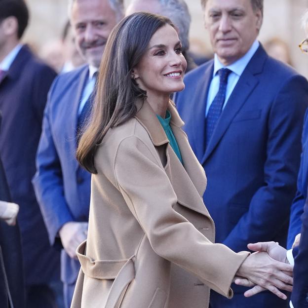 La reina Letizia repite look de entretiempo en Salamanca con el abrigo camel que hay en Mango