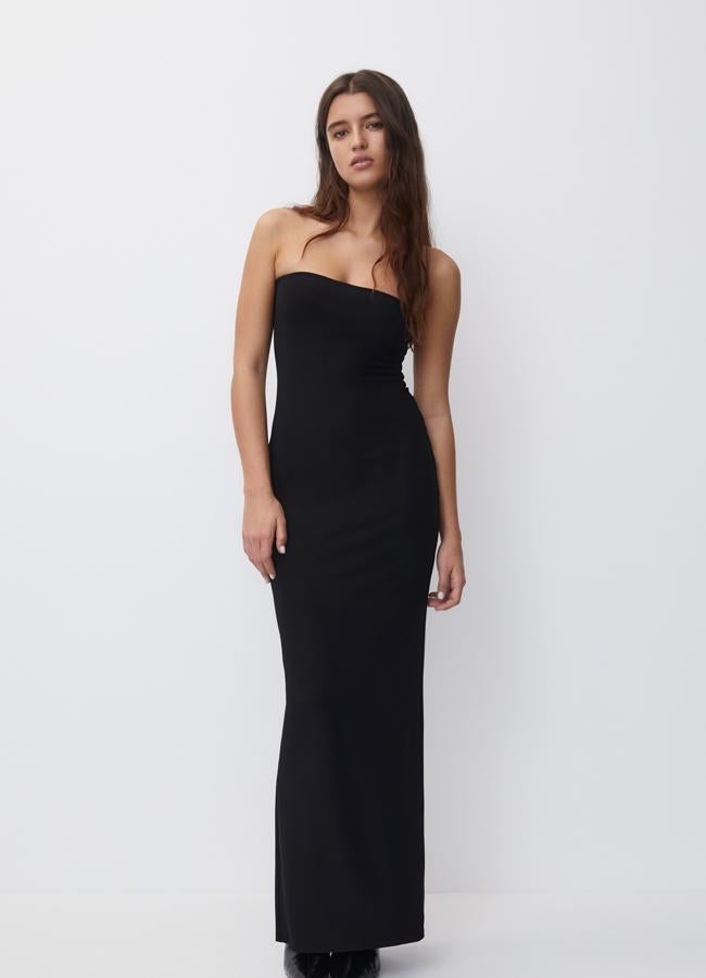 Vestido largo de palabra de honor de Pull&Bear, 17,99 euros.