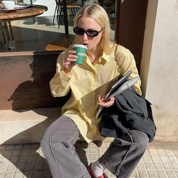 Una influencer con camisa de rayas de Zara.