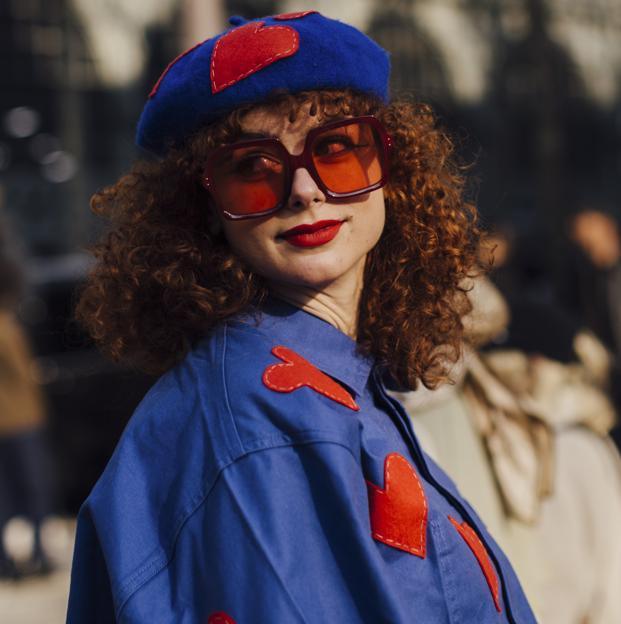 Mujer con pelo rizado