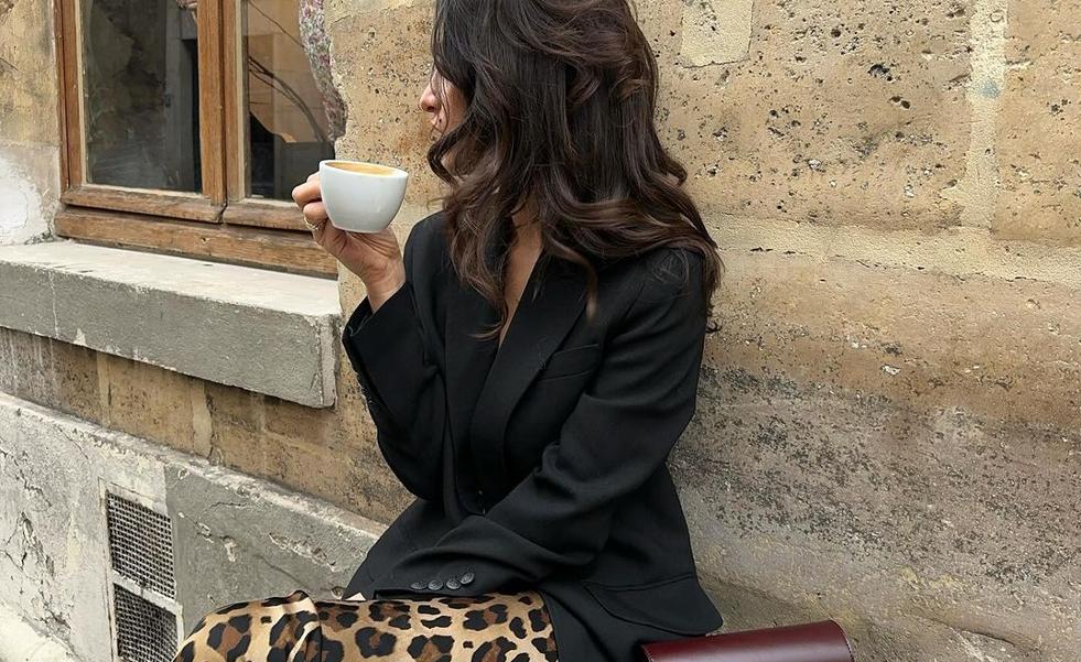 El look con falda de leopardo que tienes que copiar para ir cómoda y a la última