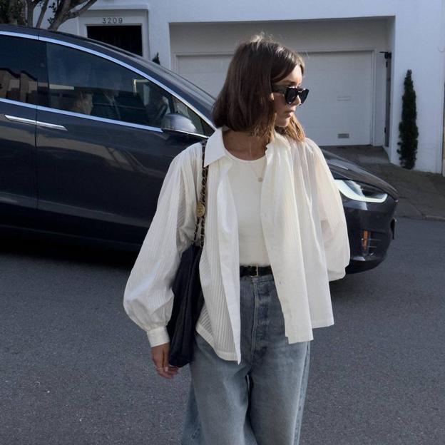 Influencer con camisa ponible fácil de conjuntar