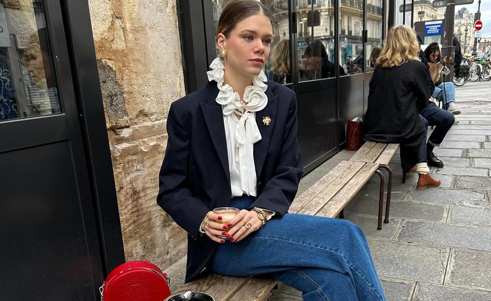 Copia en Zara este look con una camisa blanca con cuello especial para un look de diario original y elegante