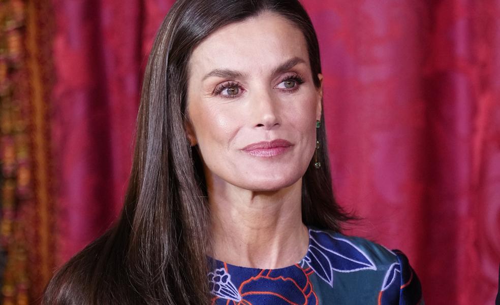 La reina Letizia se viste de primavera y repite en el Palacio Real un vestido de flores de Carolina Herrera