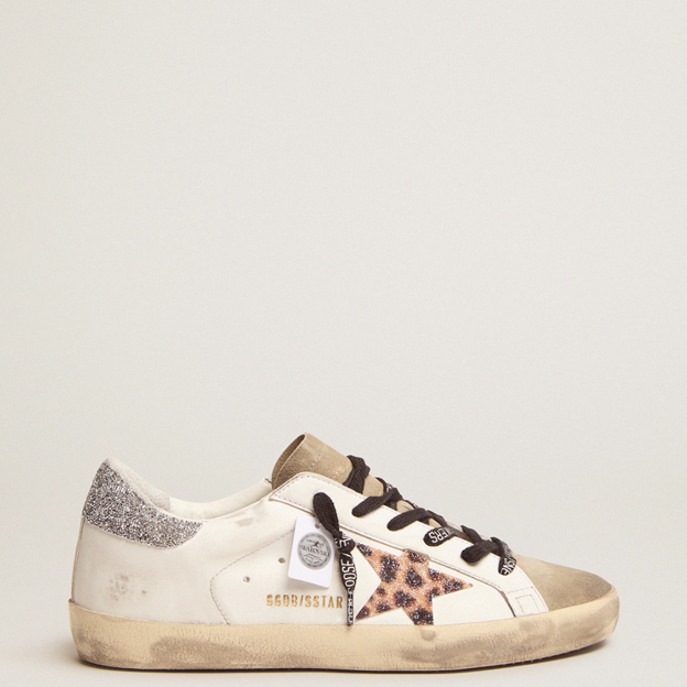 Zapatillas Super-Star de edición limitado con cristales de Swarovski y print de leopardo de Golden Goose (715 euros).