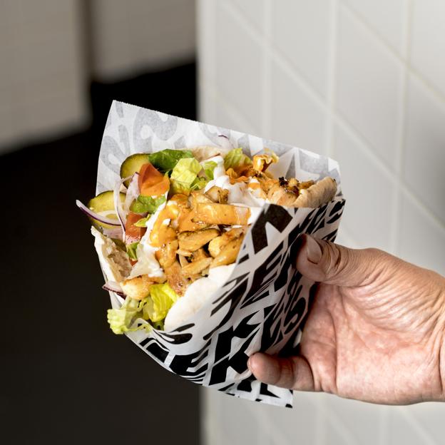 Kebabs en Madrid: llega la revolución del street food mediterráneo y te contamos lo que tienes que saber para decidirte por su versión clásica o moderna