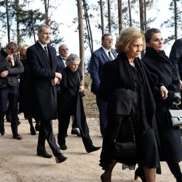 Los reyes Felipe y Letizia, junto a la reina Sofía e Irene de Grecia, yendo hacia el cementerio ateniense donde se enterró a Constantino de Grecia. 